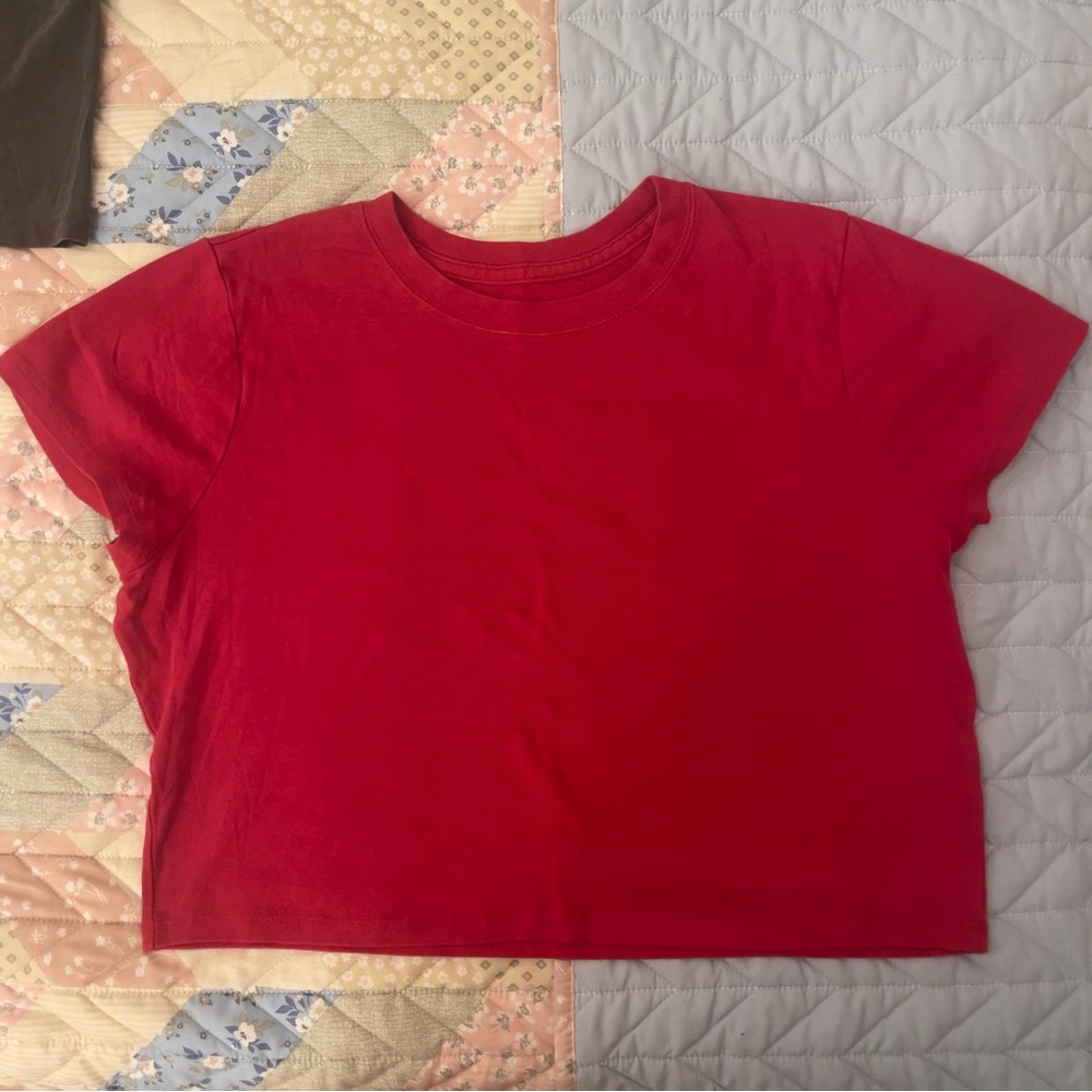 Cropped red tee